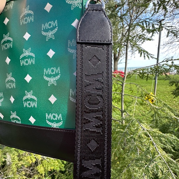 💚🧡MCM Unisex Clutch, Pouch, document holder with removable wristlet with Box - Picture 6 of 17